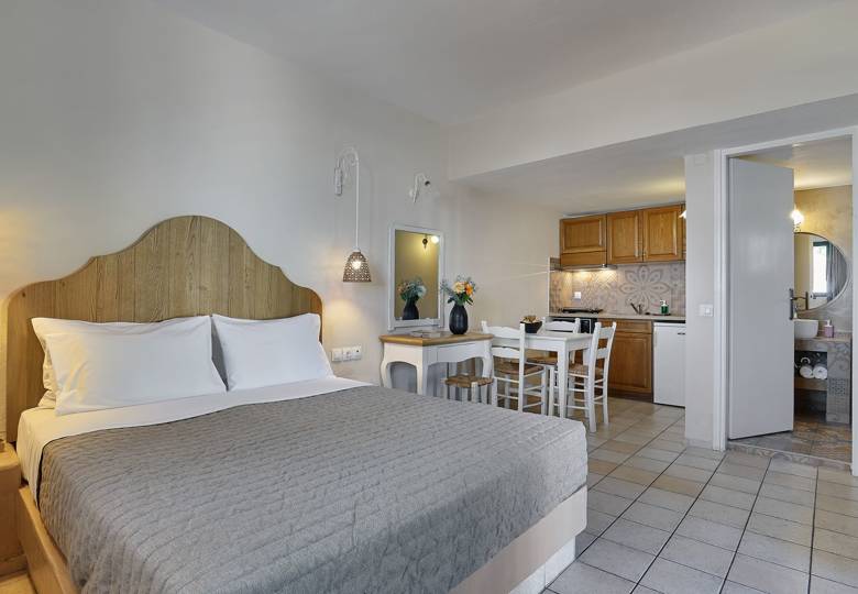 Marni Hotel Superior Studio with double bed, dining area, kitchenette, and bathroom