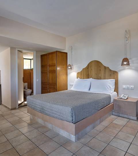 Marni Hotel Premium Studio featuring a double bed, kitchenette, dining area and natural wooden decor