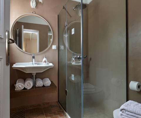 Marni Hotel Premium One Bedroom Apartment Bathroom with walk-in shower and round mirror